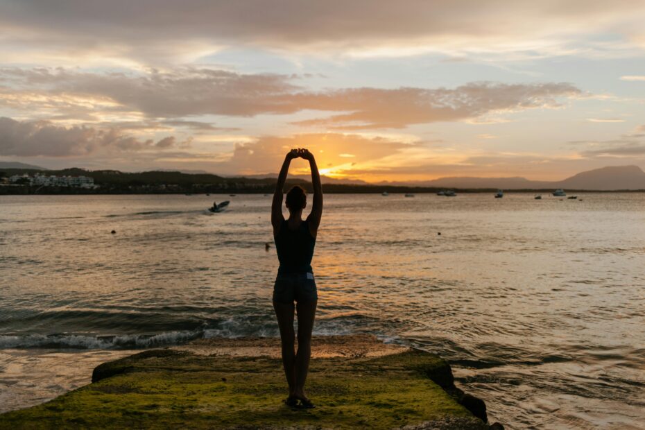 mulher meditando no por do sol.